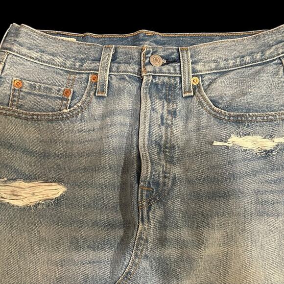 Levi’s Distressed Denim Skirt Size 27/4 Frayed Light Wash Baddie Biker Gothic - Picture 2 of 7